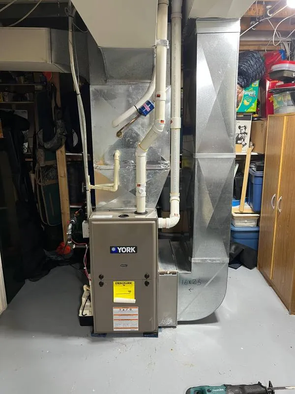 High-efficiency furnace and heating installation